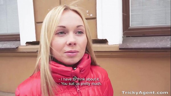 Русский продюсер уговорил блондинку на кастинг прийти